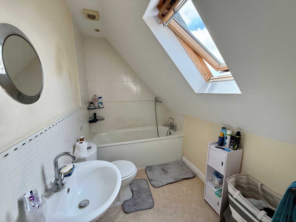 Lot: 113 - SIX FLATS FOR INVESTMENT - James House Flat 3 Ensuite